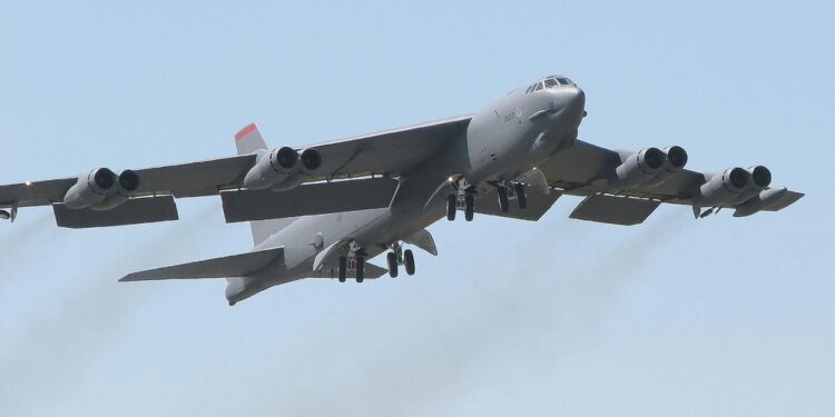 Registrato il passaggio di un bombardiere B-52 e due caccia