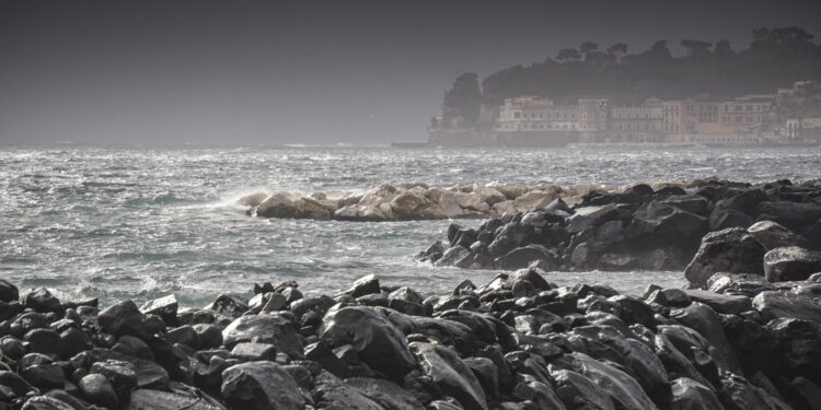 Sospese nel golfo di Napoli tutte le corse degli aliscafi