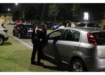 All'alba mentre andava al lavoro; vittima ha 53 anni