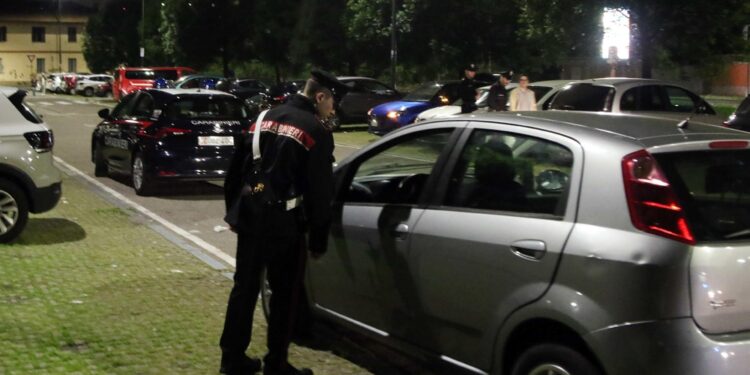 All'alba mentre andava al lavoro; vittima ha 53 anni