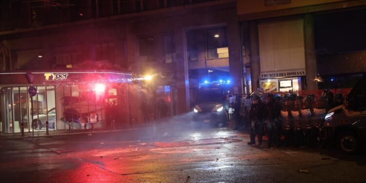 A Bologna "scene di guerriglia che si potevano evitare"