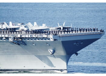 Accompagnata da altre tre navi da guerra