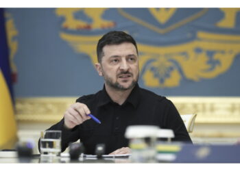 E annuncia sanzioni contro due persone coinvolte nel caso