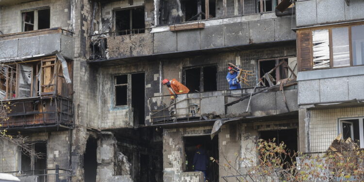 Massicci su tutto il Paese e su Kiev