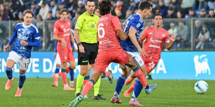 Una fase del match tra Como e Cagliari (foto Roberto Colombo)