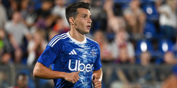 L'attaccante greco Douvikas (foto Roberto Colombo)