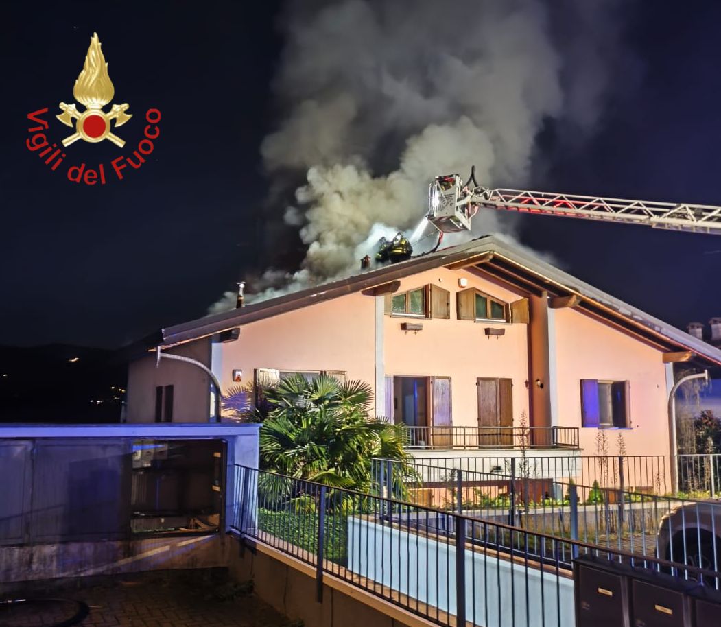 Uggiate con Ronago, brucia il tetto di una palazzina: tre appartamenti inagibili