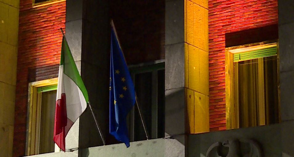 Stop alla violenza sulle donne, questura e caserma illuminate di arancione