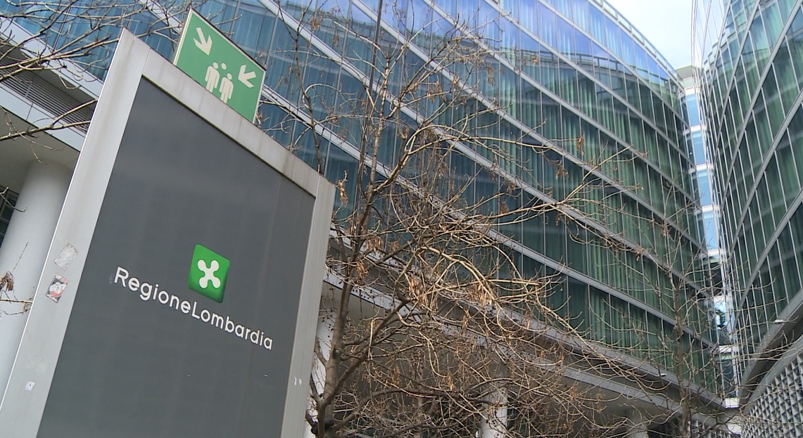 Como, i ciliegi di via XX Settembre diventano un caso. Regione scrive al sindaco: “Pronti al confronto, basta soluzioni drastiche”