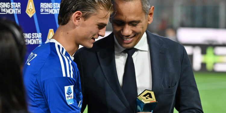 Mirwan Suwarso con Nico Paz, stella della squadra lariana (foto Roberto Colombo)