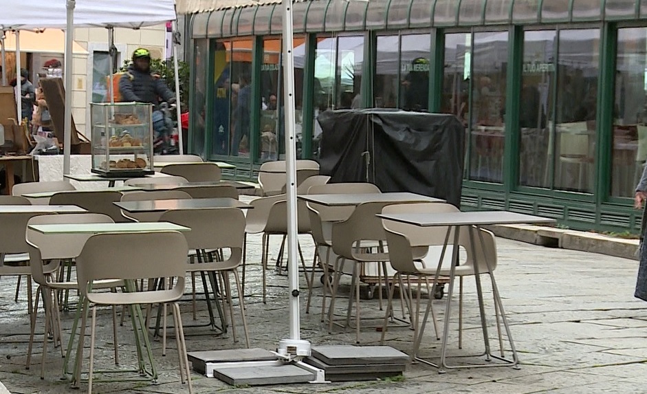 Como, caso dehors: è scontro politico. Rapinese: “È prostituzione intellettuale”. FdI: “Offese personali”