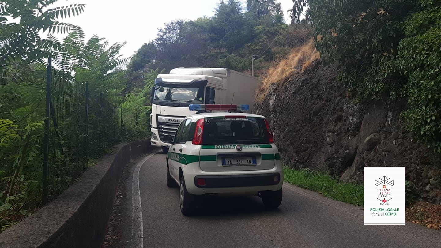 Camion e bus turistici irregolari, in poche ore 34 multe della polizia locale di Como