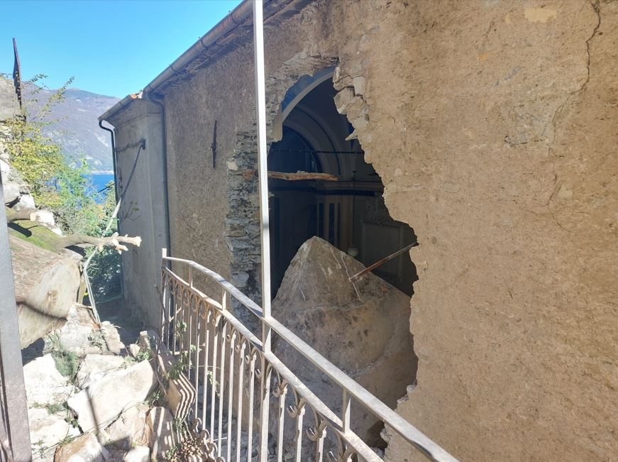 Frana a Brienno, un masso sfonda il Santuario: poche ore prima la messa di commemorazione dei defunti