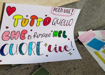 Uno dei cartelli che sono stati portati al funerale di Stefano "Tete" Pozzi