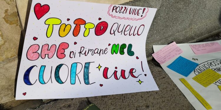 Uno dei cartelli che sono stati portati al funerale di Stefano "Tete" Pozzi