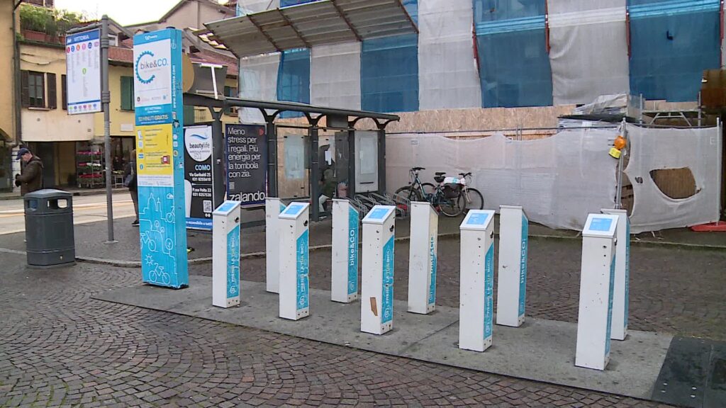Gli stalli vuoti in Piazza Vittoria