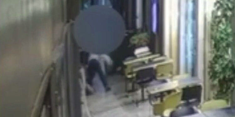 Pakistano cercò di fuggire mentre altri due nordafricani colpivano l'amico