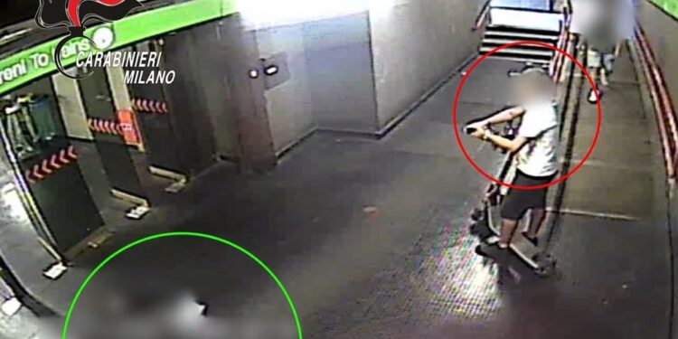 Riconosciuto per il monopattino e il cappellino verde