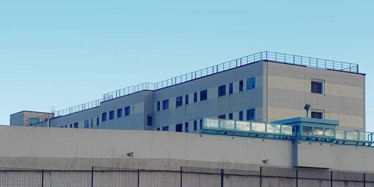 In carcere Bancali ha tentato anche di colpirlo con un estintore