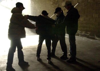 Volevano anche prelevasse al bancomat ma è riuscito ad avvertire il padre