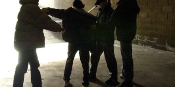 Volevano anche prelevasse al bancomat ma è riuscito ad avvertire il padre