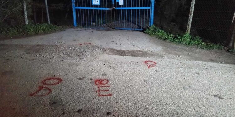 L'uomo ritrovato senza vita all'esterno dell'auto davanti al fondo agricolo