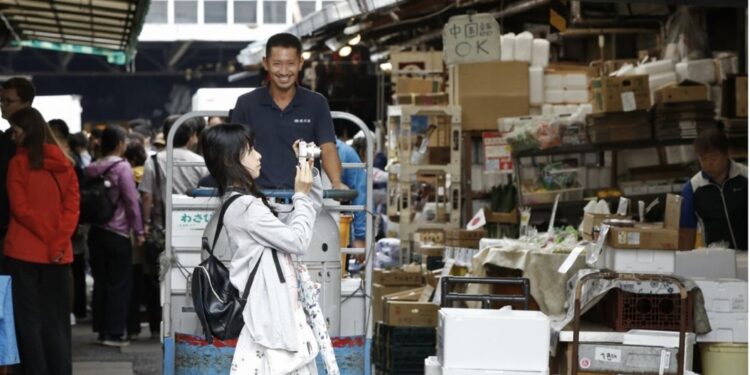 Il consorzio: 'Mercato del pesce non regge assedio turisti'