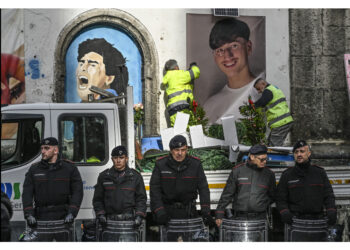 Sulla parete di una chiesa fiori