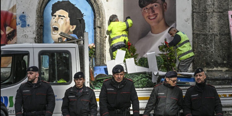 Sulla parete di una chiesa fiori