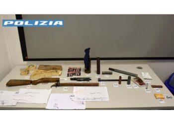 Aveva componenti per realizzare armi e incitava a violenza xenofoba e antisemita