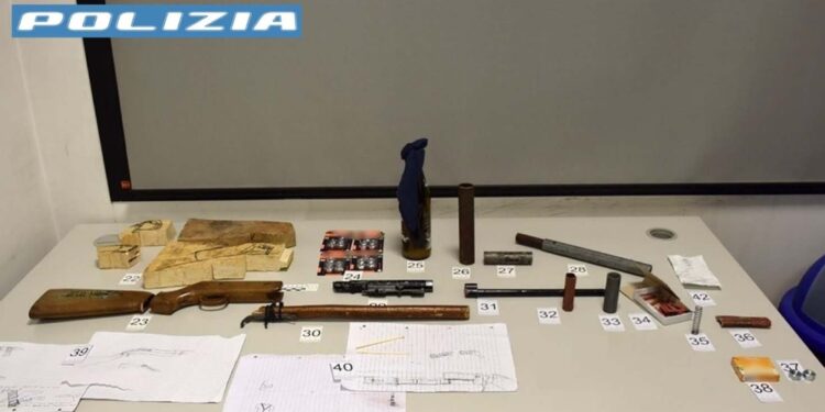 Aveva componenti per realizzare armi e incitava a violenza xenofoba e antisemita