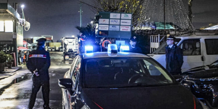 Fa parte di un clan di camorra. Era in un nascondiglio in muratura