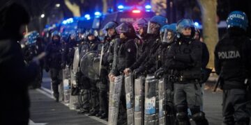 Proteste dei genitori per le scuole chiuse nei dintorni