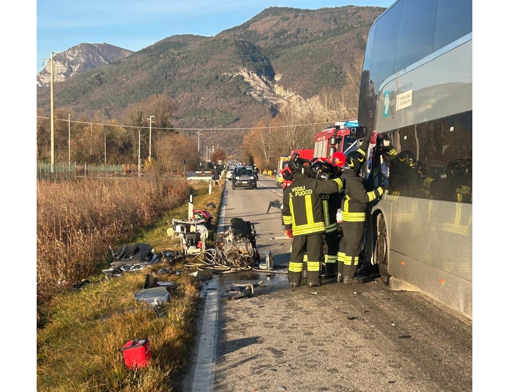 Auto contro corriera, morto automobilista, feriti studenti