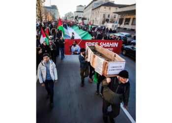 Striscioni e una bara artigianale in testa al corteo