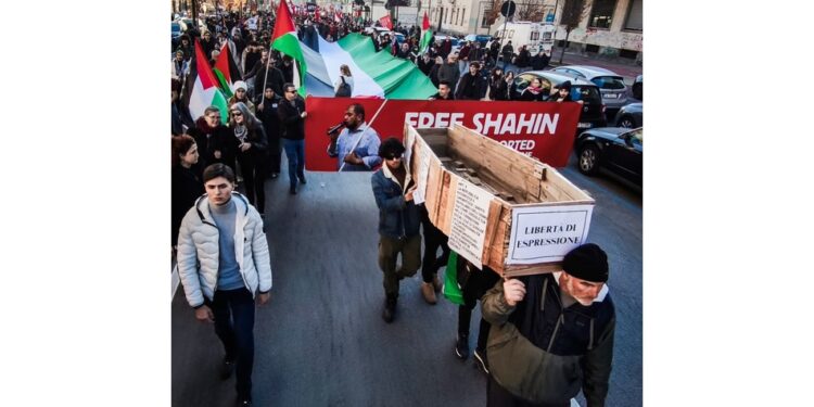 Striscioni e una bara artigianale in testa al corteo