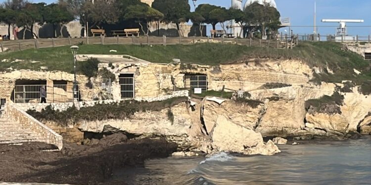 Il cedimento riguarda la spiaggetta dei pescatori di Melendugno