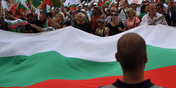 Metà dei cittadini contraria. I sostenitori: 'Darà impulso all'economia'