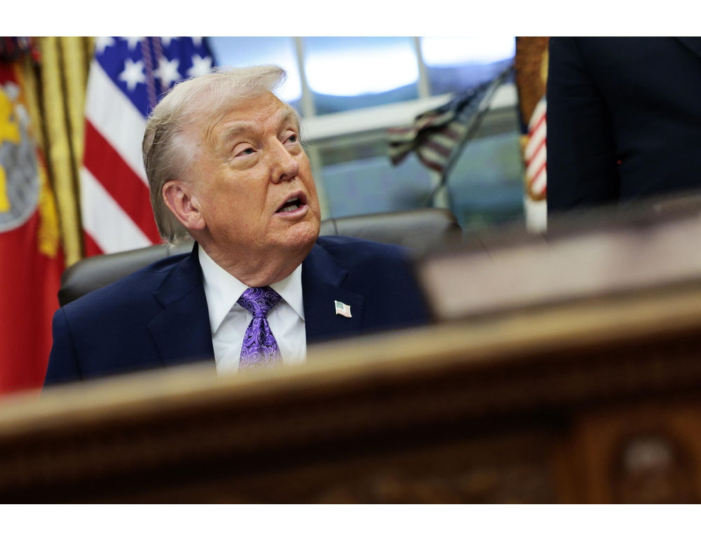 Dem pubblicano nuove foto di Epstein con Trump, Clinton, Bannon e Gates