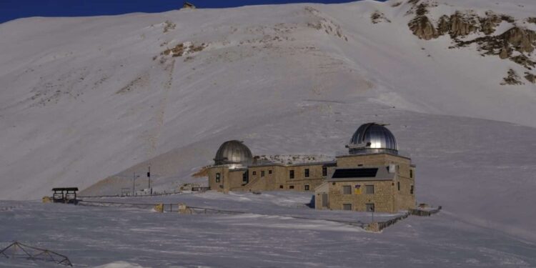 Corde fisse e droni verso il Corno Grande