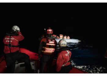 A bordo 31 donne e altrettanti minori