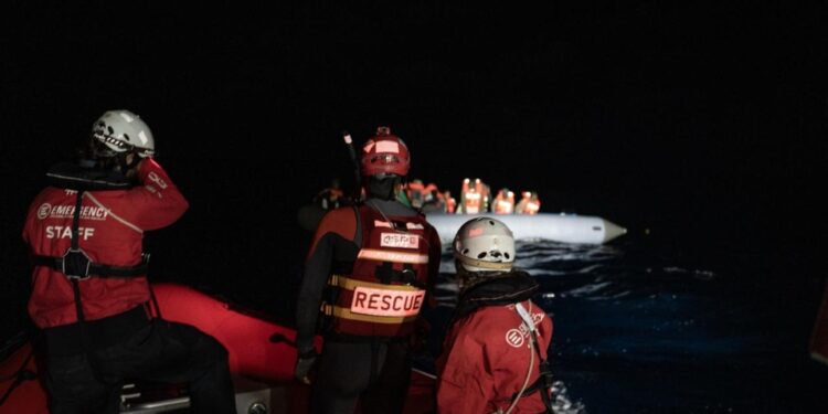 A bordo 31 donne e altrettanti minori