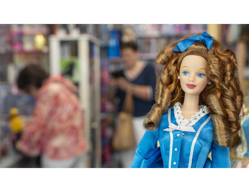 E’ polemica ad Arcore per una mostra di Barbie contro la violenza di genere