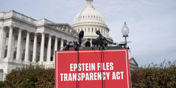 Anche un sms sull'invio di ragazze e il piede di una donna con citazione da Lolita