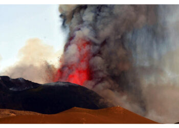 Anche nube che eruttiva si è alzata per chilometri su cima del vulcano