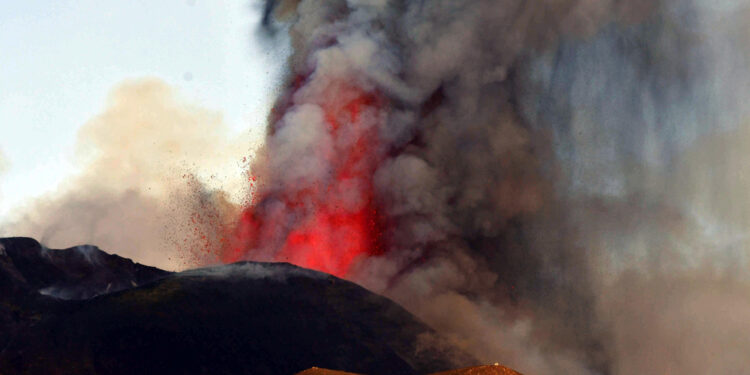 Anche nube che eruttiva si è alzata per chilometri su cima del vulcano