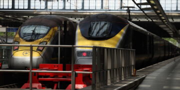 Centinaia di passeggeri in attesa nella stazione di St Pancras a Londra