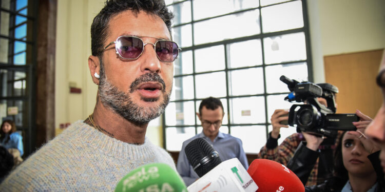 Indagato per 'revenge porn' ha attaccato il conduttore per 'sistema di favori'