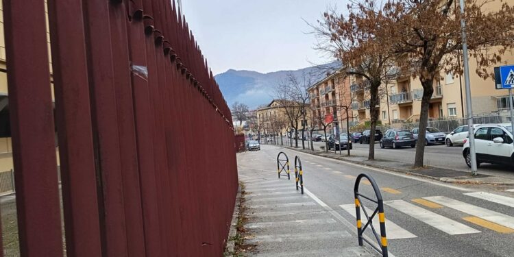 Nessuna troupe televisiva davanti al Tribunale dell'Aquila