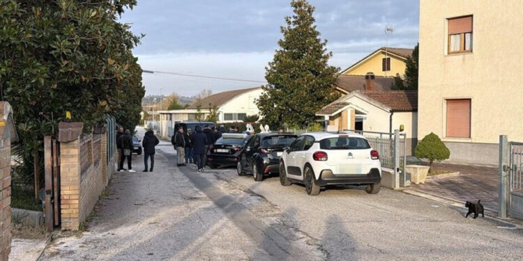 Carabinieri tornano in casa